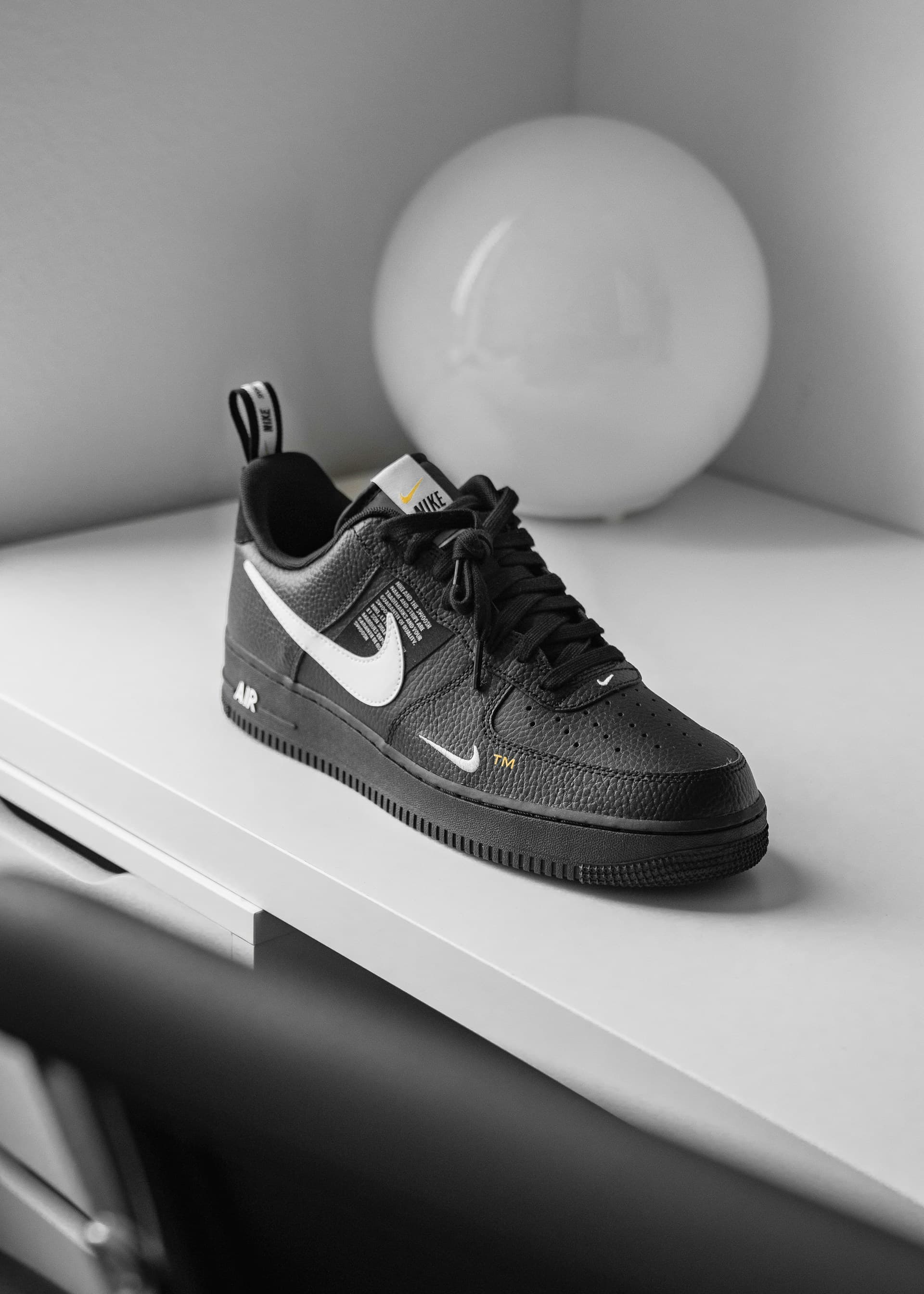 unpaired-off-white-x-nike-air-force-1-low-top-sneaker
